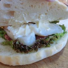 笹かまとスモークタンが挟まってます。