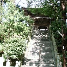 威風堂々とした三番目、最後の山門。