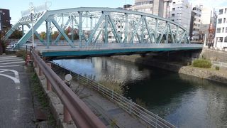 橋から犀川を見て下さい。