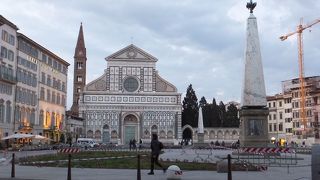 駅前広場ではなく教会を挟んで反対側。