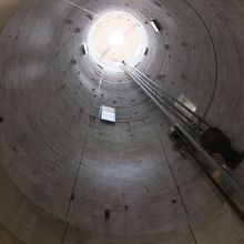 内部から上を見上げたところ。吹き抜けです。