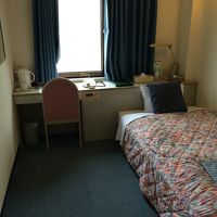 窓の外は道路と駐車場が見えます