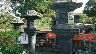 こんな重厚な銅製の灯籠は見たことがありません