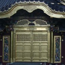 唐草模様の透かし彫りと、左甚五郎作の昇竜と降龍の見応えあり