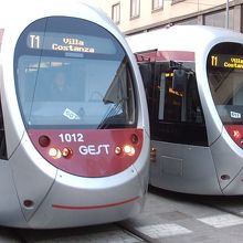 駅前のトラム。頻繁に発着。観光地区には無縁なのが残念。