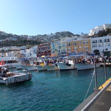 青の洞窟などへいく船の乗り場。