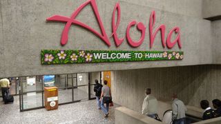 この看板を見ればハワイに着いた事が分かりますが、あくまでも到着は国内線ターミナルです。