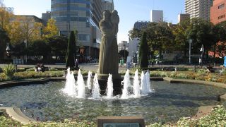 山下公園の中央広場にあります