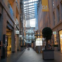 吹き抜けの店内