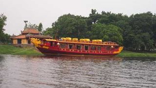 観光ボートもあるフエの中心を流れる川