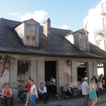 通りから撮影した建物全景