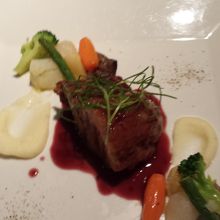 お肉料理+サラダ+パン食べ放題で￥１４００