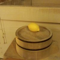 客室露天は檜。フルーツはおもてなし。