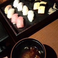 天ぷらが出て、そのあとはお好み寿司。各々五種選べます