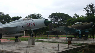 ベトナム戦争当時の兵器が大量に展示されている。
