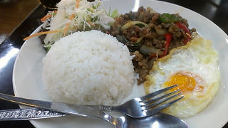 アメ横ガード下2階、現地感溢れるお店