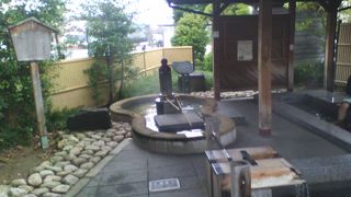 駅前の足湯に更衣室がありました