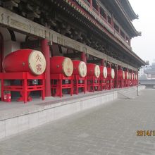 ２４節季の太鼓が１２づつ並ぶ。