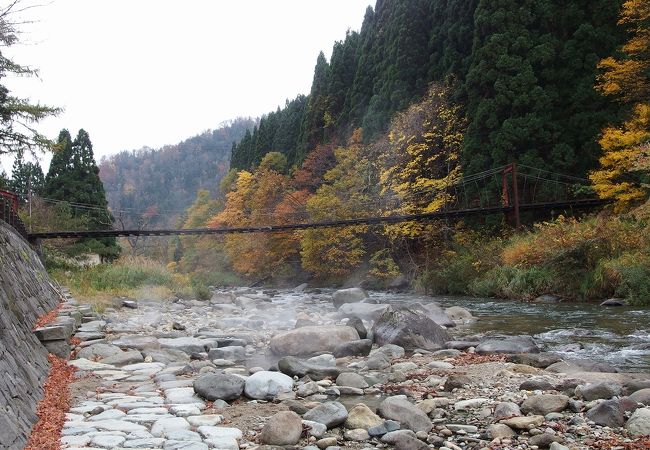 川の中からも温泉が湧くんです。