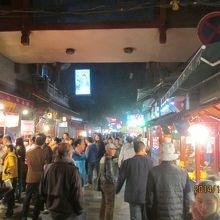 縁日のような人出。