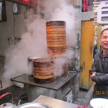 餃子を蒸しています。