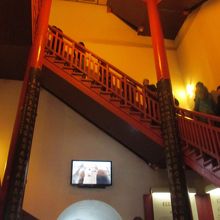 この階段を登る。上は急階段です。