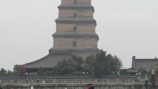 大雁塔は652年にインドから帰った玄奘三蔵法師の願いにより、境内に大雁塔を建て経典を保存した。