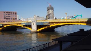 色鮮やかな黄色い橋体で欄干には力士の絵柄があります。