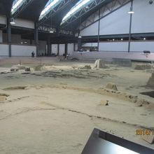 ドームの中の遺址。