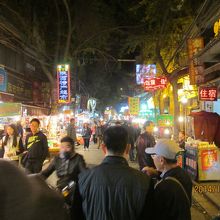 北院門程では無いが混雑しています。