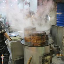 蒸餃子の湯気が立ち昇る。