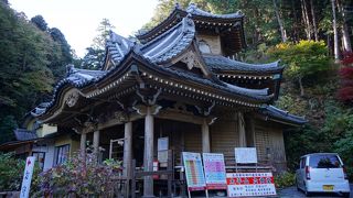 複雑な屋根組等の構造建築が見事です