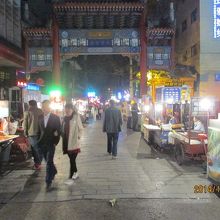 回民街・大学習巷の入口の牌坊。