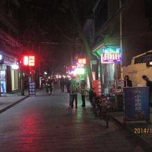 鼓楼から離れていますので観光客は来ません。