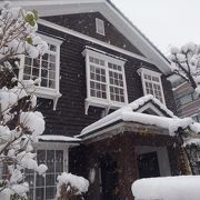 白雪に映える街中の古民家