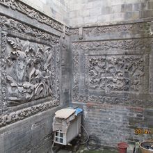 磚彫（煉瓦に彫刻したもの）、