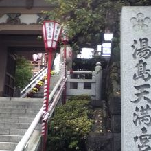 入口付近（春日通り側）