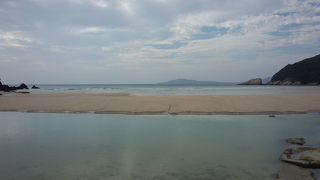 白い砂の広々としたビーチ