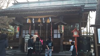 石段を登り終えてやっと辿り着ける神社