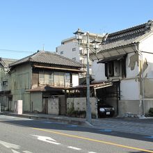 歴史の蔵造りの商家が建ち並ぶ