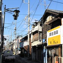 古い民家も看板で飾られています