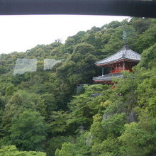 出発するとまもなく左手に三重塔が