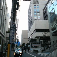 日本棋院（写真右奥）へ続く上り坂です。