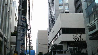 囲碁の本部・日本棋院へ続く細い上り坂