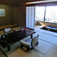 窓も大きくゆったりした部屋。