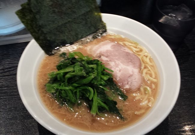 醤油トンコツの家系ラーメン