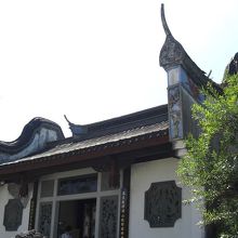 この建物が入口。