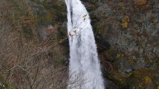 奇岩怪石の連続する名取川の両岸に山が迫り来て、湯けむり越しに見る四季折々の景色は圧巻です。