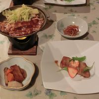 夕食の一部です。このあといろいろ来ましたので。