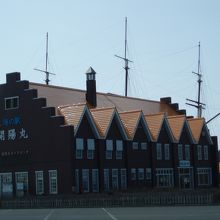 入場券はこの建物の中で・・・